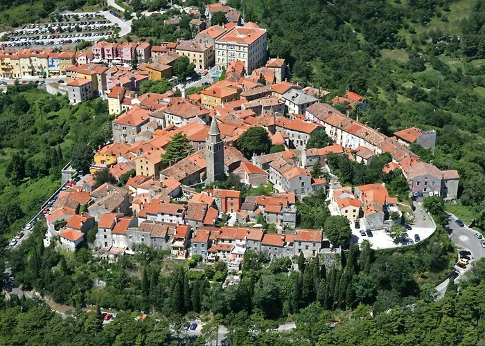Mirakul Residence In A Cute Historic Town